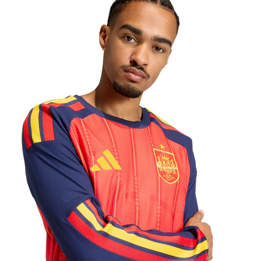 Primer plano del modelo mostrando el ajuste atlético en el pecho y hombros de la camiseta Authentic de España de manga larga, edición Mundial 2026.