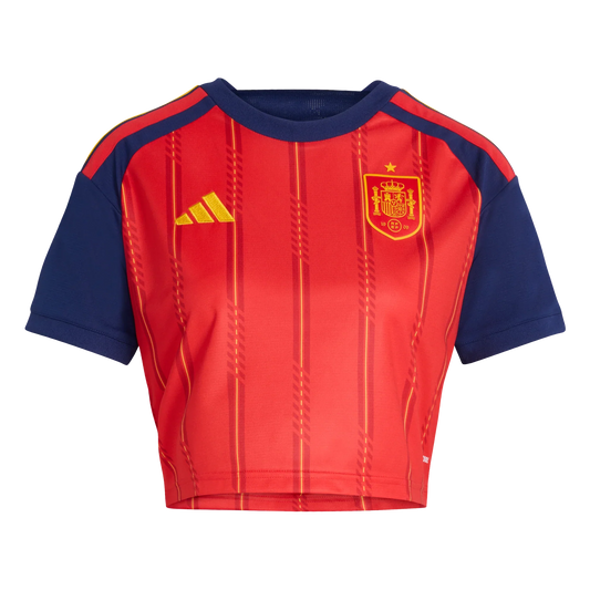 Vista frontal del top corto oficial de la Selección Española para mujer. Compra la nueva equipación roja del Mundial 2026 con el mejor ajuste para las aficionadas.