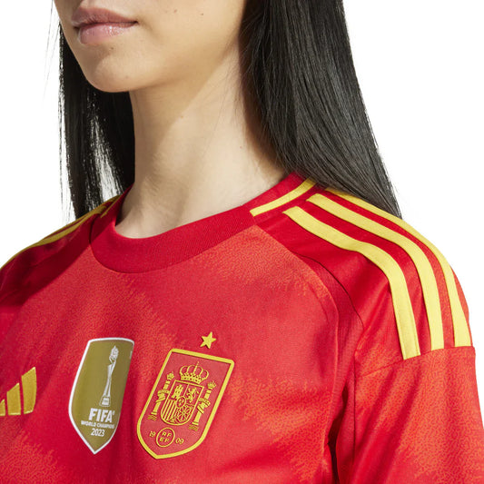 Vista frontal de la camiseta titular de España para mujer. Prenda deportiva oficial en color rojo, ideal para mostrar el orgullo por el fútbol femenino y animar a La Roja.